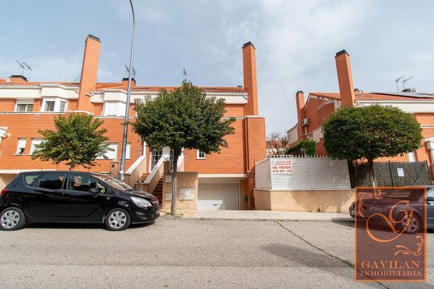 Foto 2 de Casa adossada en venda a Cobeña de 4 habitacions amb terrassa i piscina