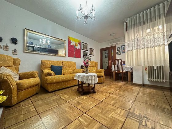 Foto 1 de Piso en venta en Moscardó de 3 habitaciones con terraza y aire acondicionado