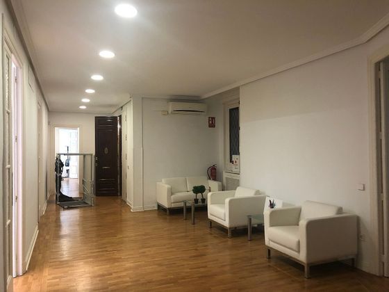 Foto 2 de Oficina en alquiler en Jerónimos con calefacción y ascensor