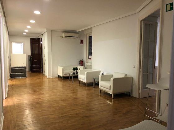 Foto 1 de Oficina en alquiler en Jerónimos con calefacción y ascensor