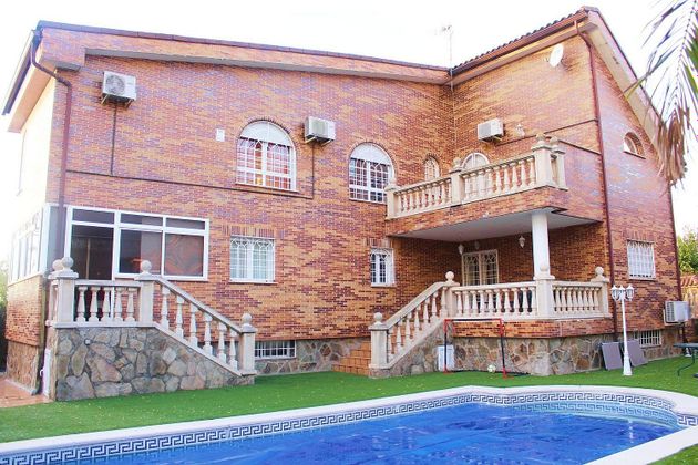 Foto 1 de Chalet en venta en Mejorada del Campo de 5 habitaciones con terraza y piscina
