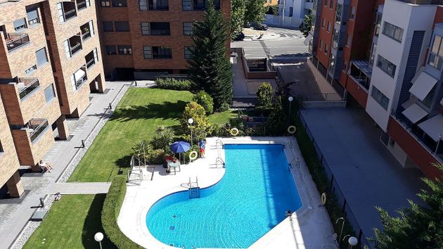 Foto 1 de Alquiler de piso en calle Balcánica de 2 habitaciones con terraza y piscina