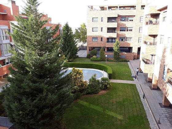 Foto 2 de Alquiler de piso en calle Balcánica de 2 habitaciones con terraza y piscina
