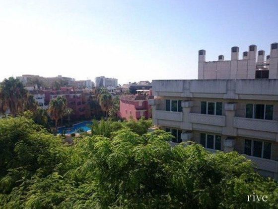 Foto 1 de Venta de piso en Lomas de Marbella Club - Puente Romano de 4 habitaciones con terraza y piscina