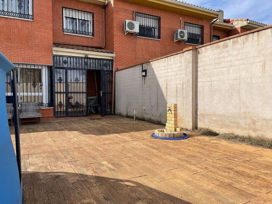 Foto 1 de Casa adossada en venda a Ugena de 4 habitacions amb terrassa i piscina