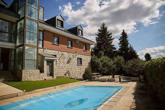 Foto 1 de Chalet en venta en Miraflores de la Sierra de 5 habitaciones con terraza y piscina