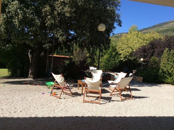 Foto 2 de Chalet en venta en La Pizarra de 5 habitaciones con terraza y piscina