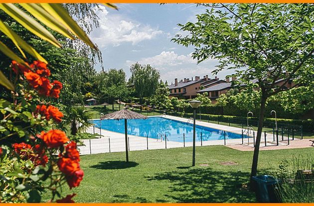 Foto 1 de Casa en lloguer a El Encinar de los Reyes de 4 habitacions amb terrassa i piscina