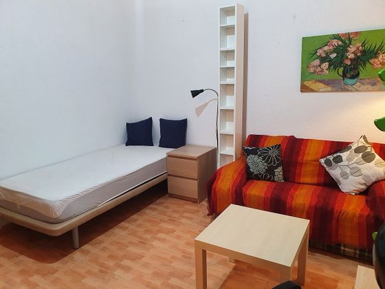 Foto 2 de Estudi en lloguer a calle De Montesa amb mobles i aire acondicionat