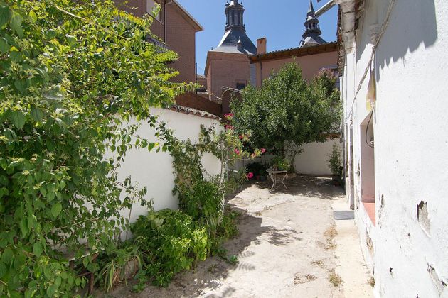Foto 1 de Casa adossada en venda a Zona Casco Antiguo de 4 habitacions amb terrassa i jardí