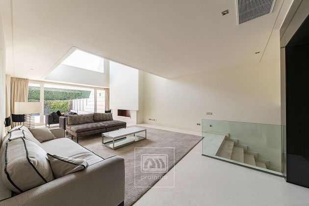 Foto 2 de Casa adossada en venda a La Finca de 4 habitacions amb piscina i aire acondicionat