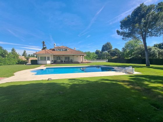 Foto 2 de Xalet en venda a El Soto de la Moraleja de 5 habitacions amb terrassa i piscina