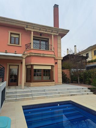 Foto 2 de Casa adossada en venda a El Encinar de los Reyes de 6 habitacions amb terrassa i piscina