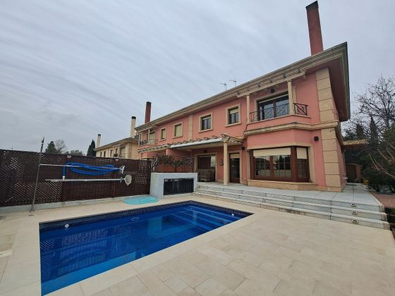 Foto 1 de Casa adossada en venda a El Encinar de los Reyes de 6 habitacions amb terrassa i piscina