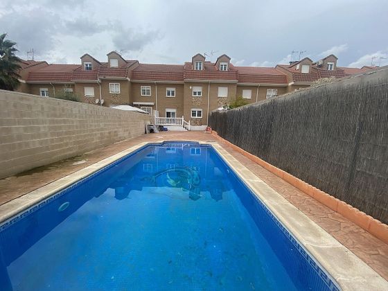 Foto 1 de Casa adosada en venta en Ugena de 3 habitaciones con terraza y piscina