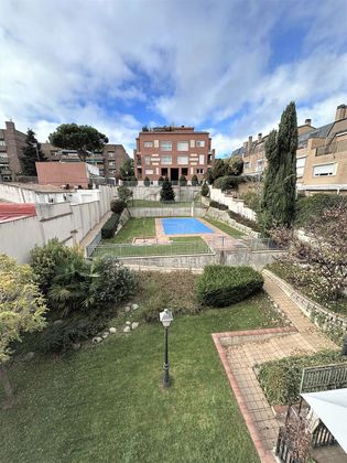 Foto 1 de Dúplex en alquiler en calle De Tremp de 4 habitaciones con terraza y piscina