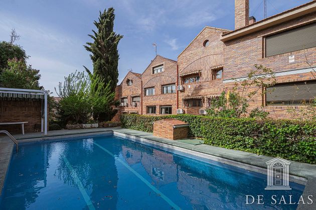 Foto 1 de Casa adosada en venta en Peñagrande de 8 habitaciones con terraza y piscina