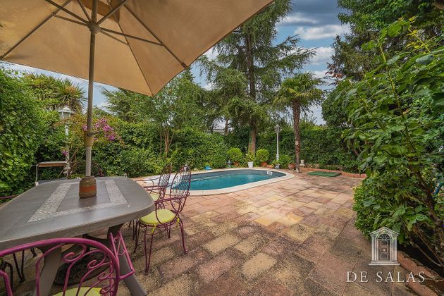 Foto 2 de Casa adossada en venda a Mirasierra de 6 habitacions amb terrassa i piscina