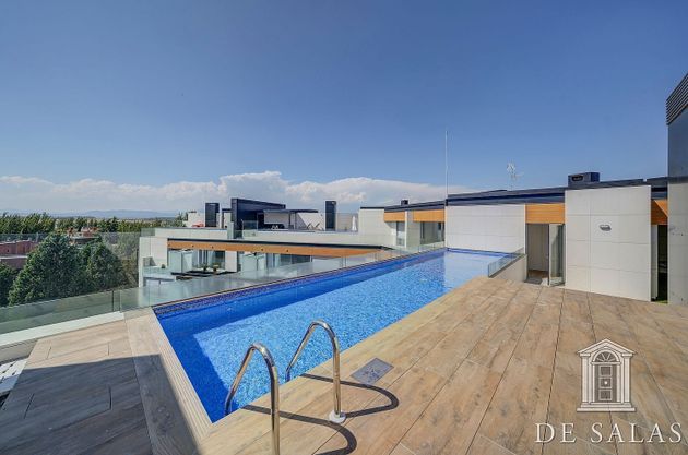 Foto 1 de Venta de ático en Mirasierra de 4 habitaciones con terraza y piscina