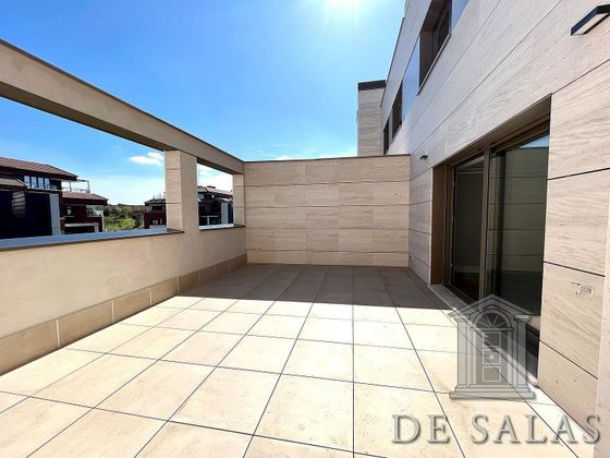 Foto 1 de Àtic en lloguer a Mirasierra de 3 habitacions amb terrassa i piscina