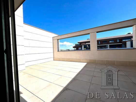 Foto 2 de Alquiler de ático en Mirasierra de 3 habitaciones con terraza y piscina