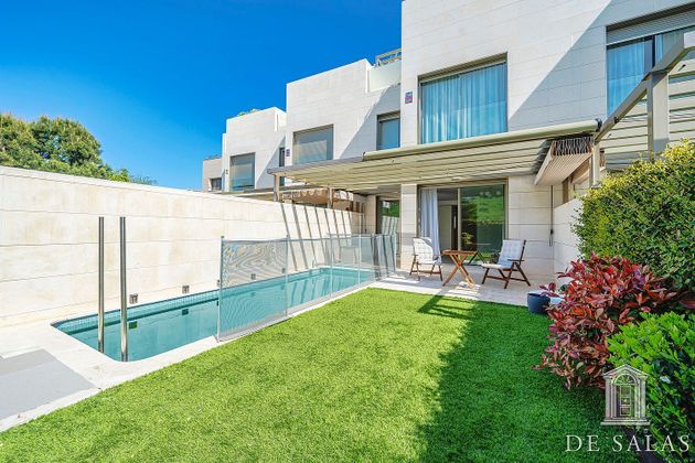 Foto 1 de Casa adosada en venta en Montecarmelo de 4 habitaciones con terraza y piscina