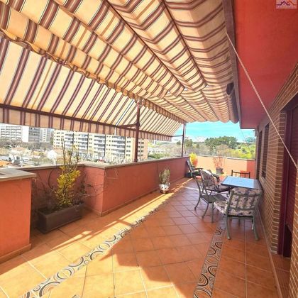 Foto 2 de Àtic en venda a Zona Estación de 2 habitacions amb terrassa i piscina