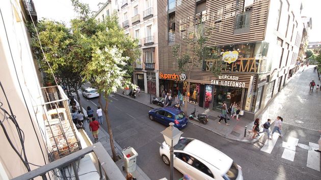 Foto 1 de Pis en venda a calle De Fuencarral de 3 habitacions amb balcó i calefacció
