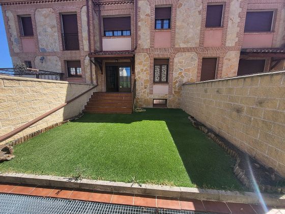 Foto 2 de Venta de casa adosada en calle De la Sotera de 3 habitaciones con terraza y piscina