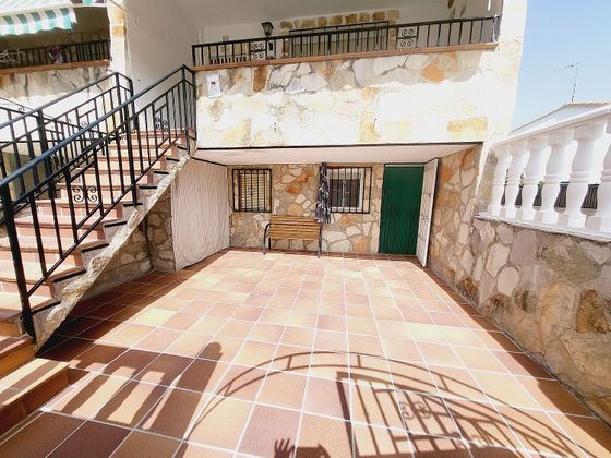 Foto 2 de Casa adossada en venda a calle Piedralaves de 5 habitacions amb terrassa i piscina