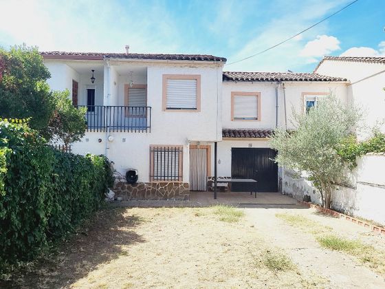 Foto 1 de Casa adossada en venda a calle Peñaltar de 4 habitacions amb terrassa i piscina