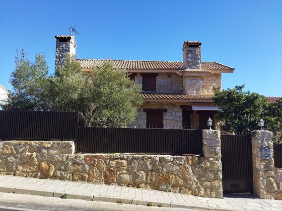 Foto 1 de Xalet en venda a Guadalix de la Sierra de 4 habitacions amb terrassa i jardí