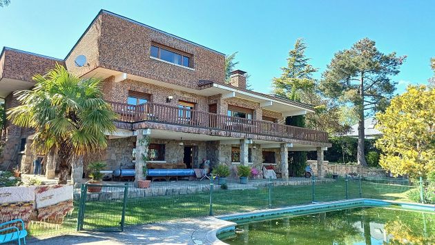 Foto 2 de Chalet en venta en Becerril de la Sierra de 5 habitaciones con terraza y piscina