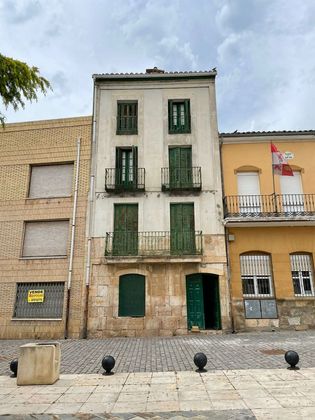 Foto 1 de Venta de casa adosada en plaza España de 10 habitaciones con terraza y jardín
