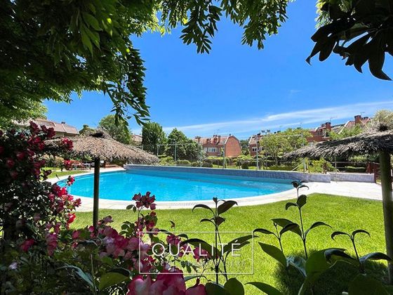Foto 1 de Casa adossada en venda a Piovera - Conde Orgaz de 5 habitacions amb terrassa i piscina