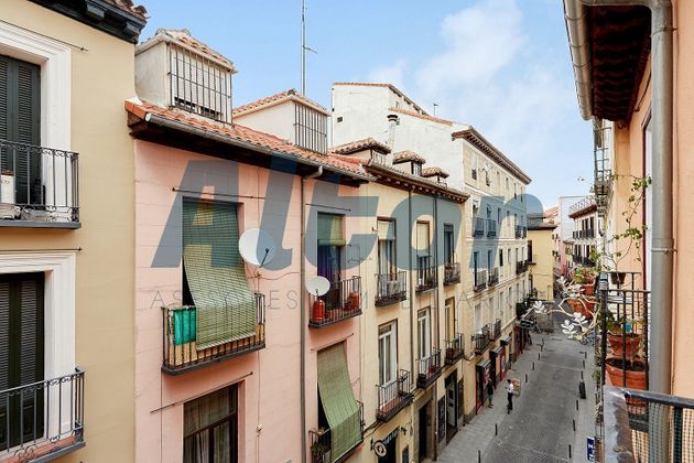 Foto 1 de Àtic en venda a Embajadores - Lavapiés de 2 habitacions amb terrassa i balcó
