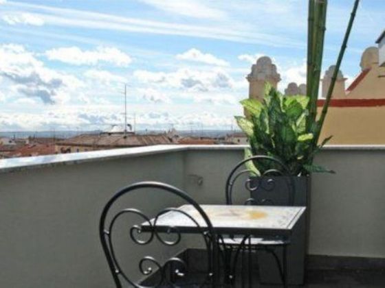 Foto 1 de Alquiler de ático en Embajadores - Lavapiés de 3 habitaciones con terraza y muebles