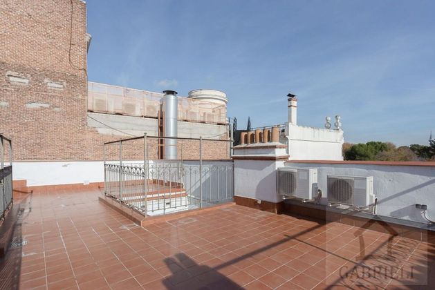 Foto 1 de Àtic en lloguer a Jerónimos de 1 habitació amb terrassa i aire acondicionat