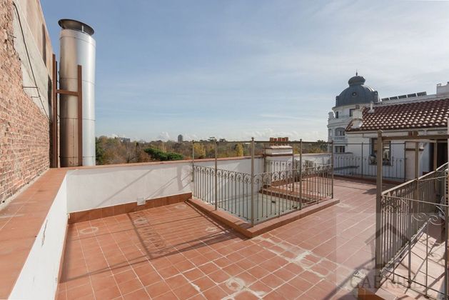 Foto 2 de Àtic en lloguer a Jerónimos de 1 habitació amb terrassa i aire acondicionat