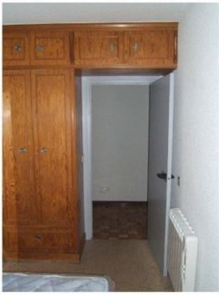 Foto 2 de Piso en venta en Valdeacederas de 3 habitaciones con balcón y calefacción