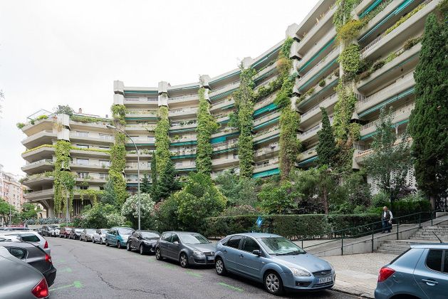 Foto 2 de Pis en venda a calle De Santa Cruz de Marcenado de 5 habitacions amb terrassa i garatge
