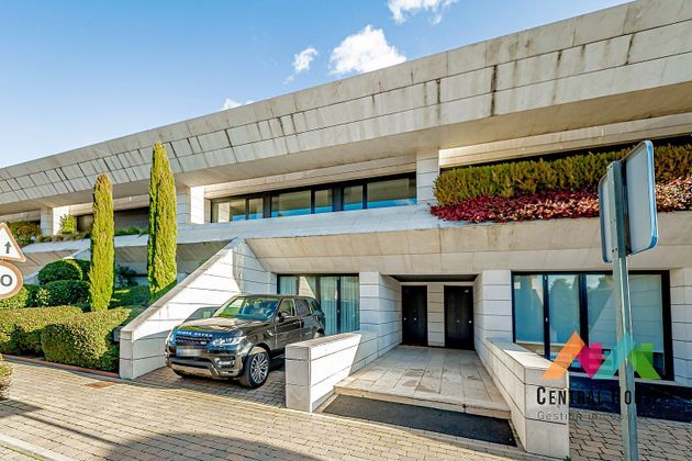 Foto 2 de Casa adossada en venda a paseo De Los Lagos de 6 habitacions amb terrassa i piscina