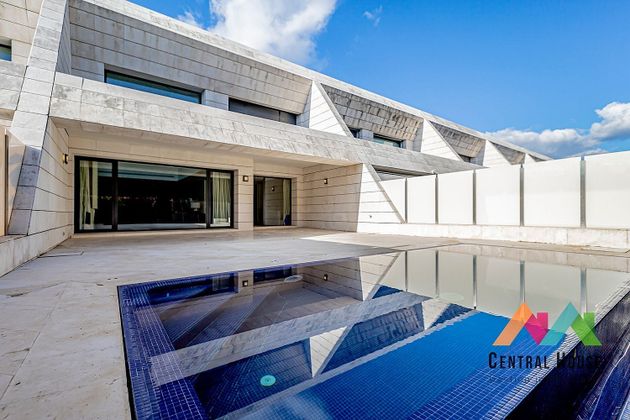 Foto 1 de Casa adossada en venda a paseo De Los Lagos de 6 habitacions amb terrassa i piscina