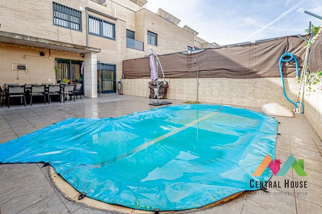 Foto 2 de Casa en venda a calle Eurípides de 5 habitacions amb terrassa i piscina