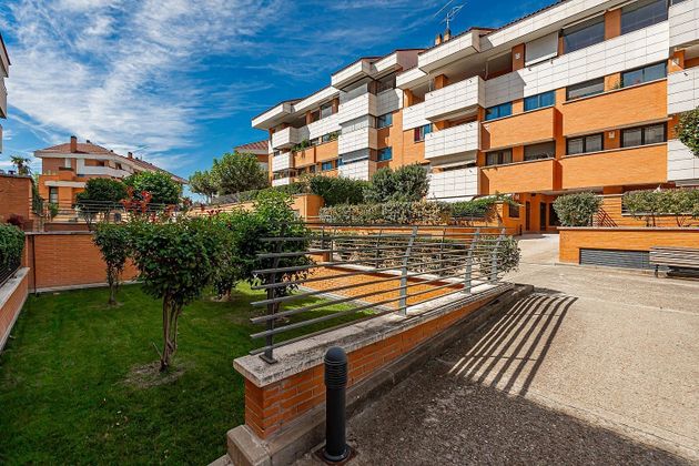 Foto 1 de Àtic en venda a calle Rosales de 5 habitacions amb terrassa i piscina