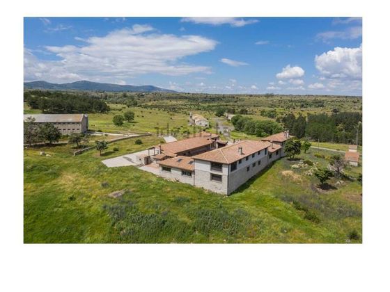 Foto 1 de Casa en venda a Villacastín de 5 habitacions amb terrassa i piscina