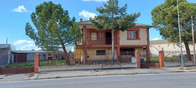 Foto 2 de Chalet en venta en calle Cardiel Velasco de 3 habitaciones con terraza y jardín