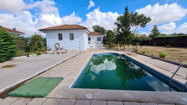 Foto 1 de Chalet en venta en Uceda de 5 habitaciones con piscina y garaje