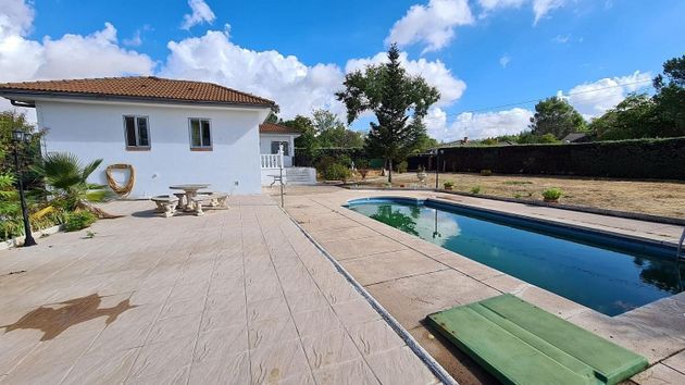 Foto 2 de Chalet en venta en Uceda de 5 habitaciones con piscina y garaje