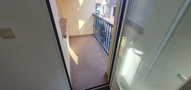 Foto 2 de Pis en lloguer a Zubia (La) de 3 habitacions amb terrassa i balcó